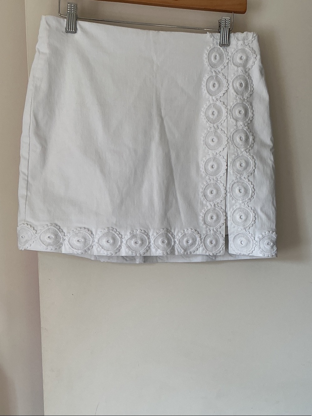 CROWN & IVY HELLO SPRING Women's White Eyelet Trim Mini Short Skirt
